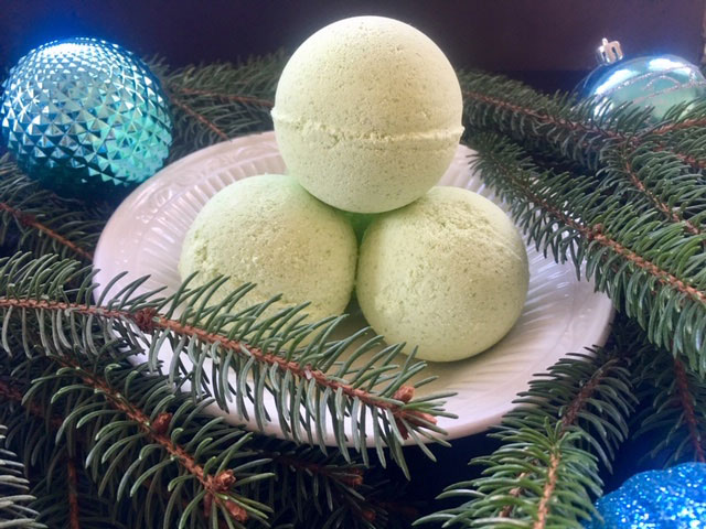 Christmas Ornament Bath Bombs Recipe Tutorial